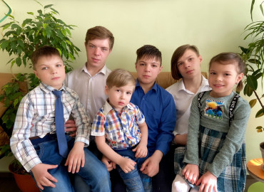Команда социального проекта «Детский вопрос» ищет семью для «паровозика» из пяти братьев и сестренки из Иркутска